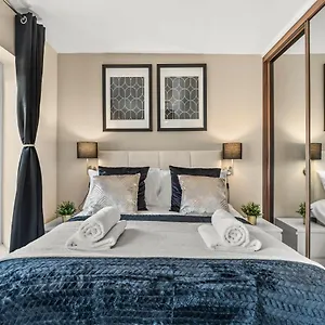 Sleek And Stylish 2 Bed With Garden And Parking Sheffield